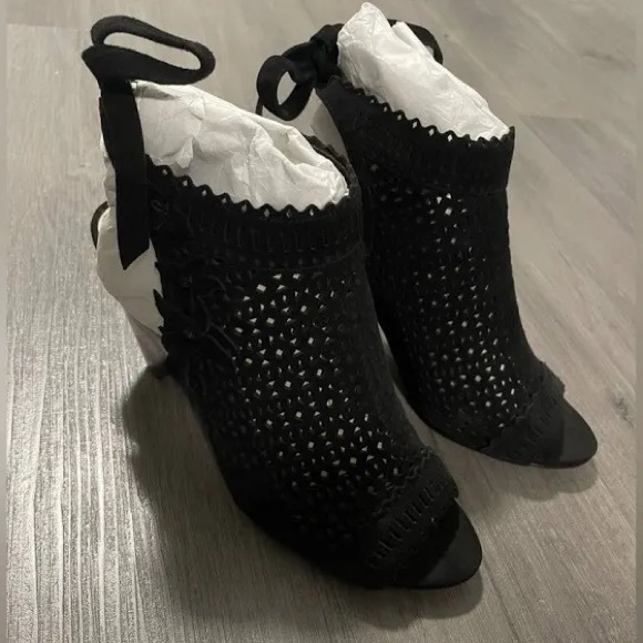 Vince Camuto Ensley black suede heels, size 9 wide - Picture 2 of 10